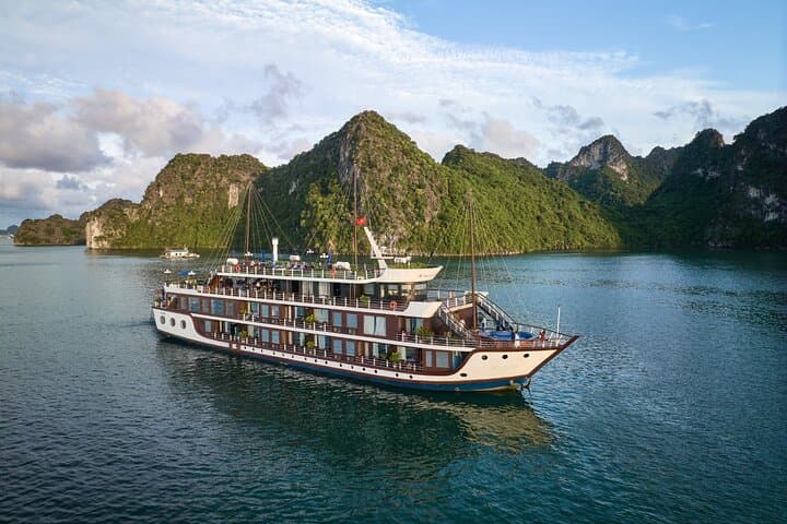 2-Day Le Journey Elegance: Luxury Cruise Through Halong & Lan Ha Bay
