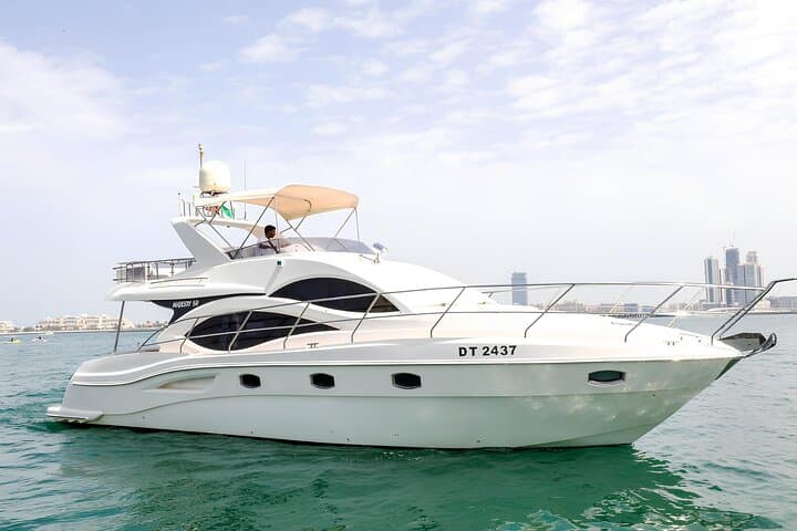 Dubai Private Yacht Tour: 1-Hour Luxury Cruise with Soft Drinks