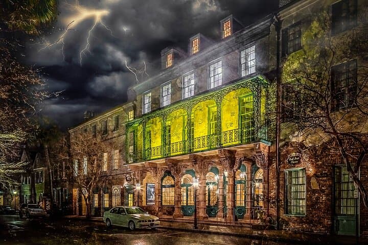 Charleston Ghost Walking Tour: Curses, Corsets & Candlelight Evening Walk