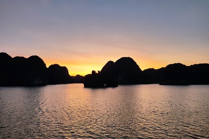 2D1N Lan Ha Bay Cruise: Kayaking, Biking & Viet Hai Village Experience photo 2