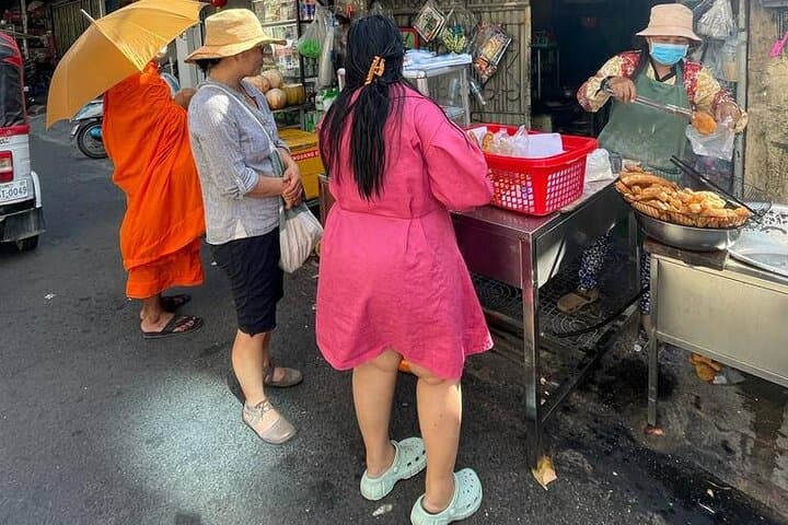 Phnom Penh Morning Tuk‑Tuk Breakfast, Market & Art Tour photo 4