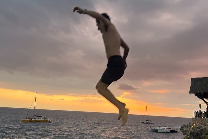 7-mile-beach-party-catamaran-cruise-negril-ricks-cafe photo 2