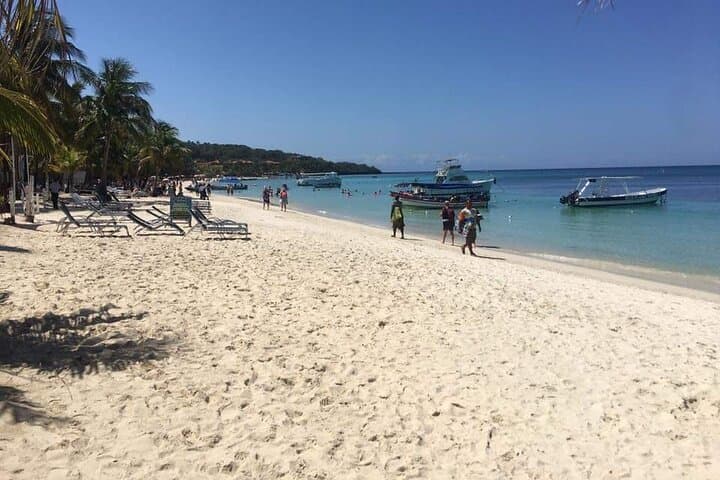 Roatán West Bay Beach Day Pass — Private Resort Access & Snorkeling photo 4