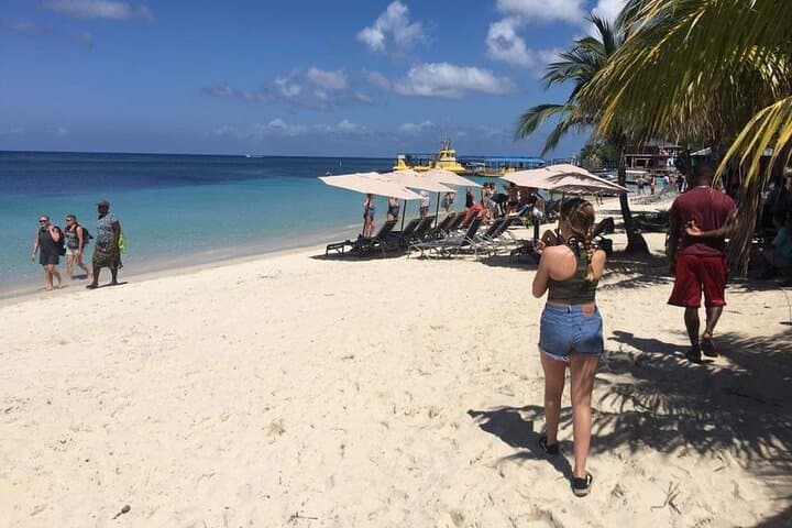 Roatán West Bay Beach Day Pass — Private Resort Access & Snorkeling
