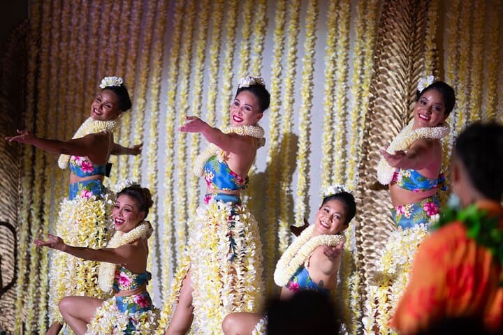 Na Lei Aloha Luau Waikiki — Intimate Hawaiian Dinner Show & Buffet Experience photo 4