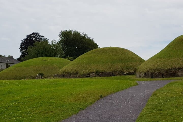 Full-Day Newgrange Private Tour from Dublin: Brú na Bóinne, Knowth & Trim Castle