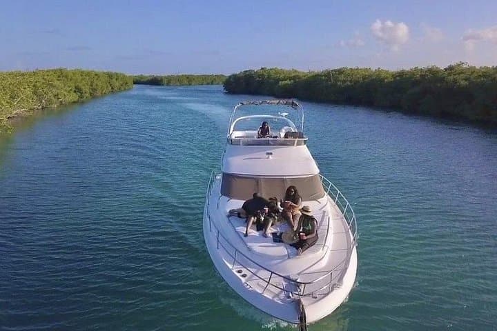 Luxury Yacht and Isla Mujeres Snorkel from Cancún: Sea Ray Charters photo 4