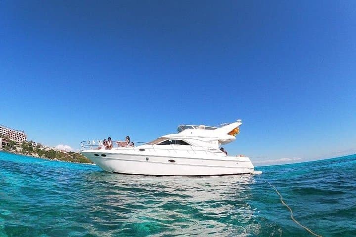 Luxury Yacht and Isla Mujeres Snorkel from Cancún: Sea Ray Charters photo 3