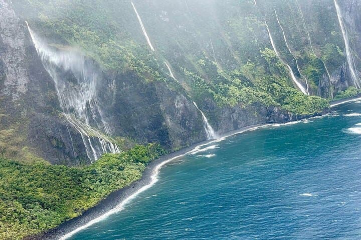 Private Maui Air Tour — Aquamarine & Emerald Dream: 30-Minute Panoramic Flight photo 3