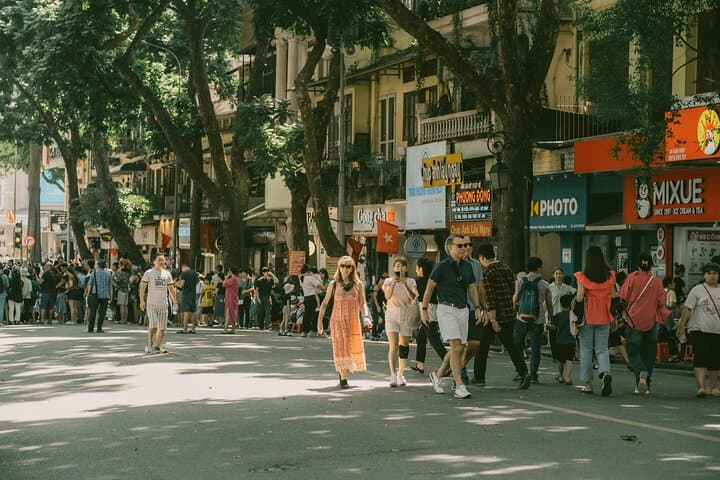 Pedaling Shanghai: 3-Hour Bike Tour with Coffee Break through the Bund & French Concession photo 3