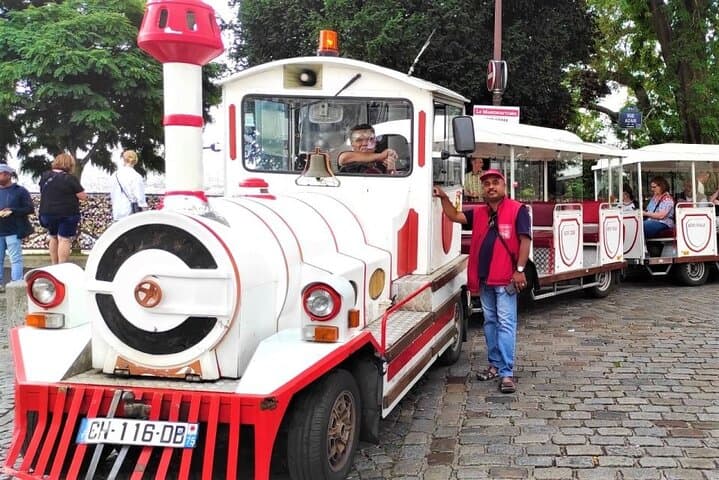 Montmartre Mini-Train & Seine River Cruise: Hilltop Views to Parisian Monuments