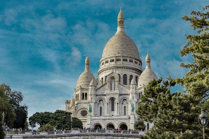 Montmartre Mini-Train & Seine River Cruise: Hilltop Views to Parisian Monuments photo 4