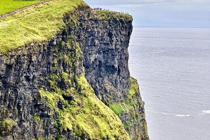 Dublin to Cliffs of Moher Private Sightseeing Tour – Burren, Doolin & Bunratty