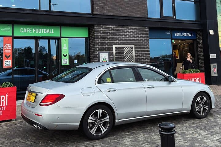 Manchester to Cheshire Oaks Designer Outlet: Private Taxi Shopping Day Trip
