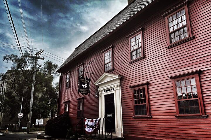 Newport Ghost Walk: After-Dark Historic Haunts Walking Tour photo 3