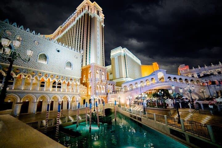 Las Vegas Ghost Tour: Gangsters, Glitz and Gore Night Walk on the Strip photo 4