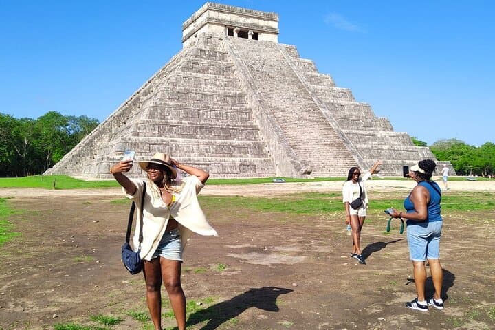 Private Chichen Itza & Ik Kil Cenote Tour from Mérida — Lunch Included