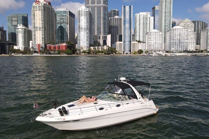 Miami Sunset Yacht Cruise: 2-Hour Private Champagne Tour