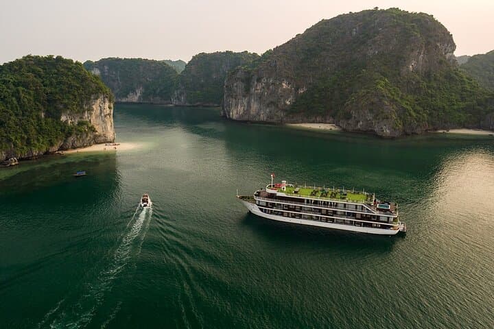 Lan Ha Bay Overnight Cruise: La Casta Regal 2-Day Experience