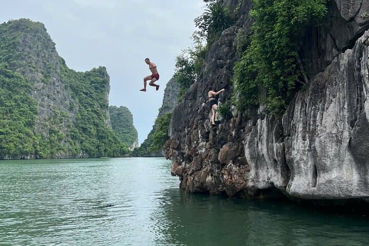 Lan Ha Bay Full-Day Kayaking & Cliff-Jumping: Guided Adventure from Cat Ba