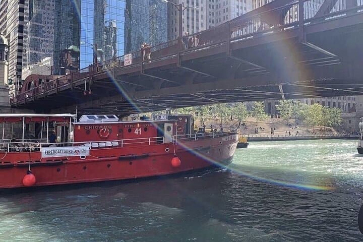 Historical Fireboat River Tour: Chicago Architecture & Firefighting History Cruise