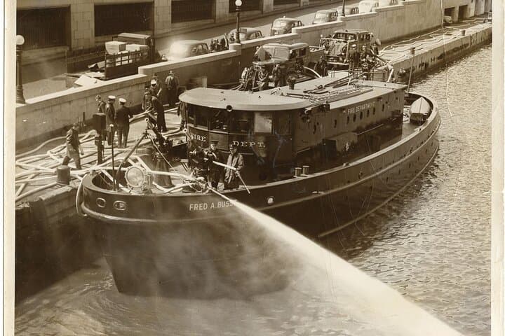 Historical Fireboat River Tour: Chicago Architecture & Firefighting History Cruise photo 2