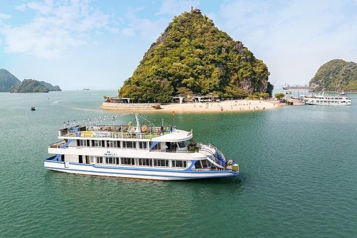 Ha Long Bay Deluxe Day Cruise: Sung Sot Cave, Titov Island & Luon Cave photo 4