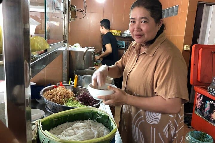 Phnom Penh Night Tuk-Tuk Food Tour: Royal Palace Lights, Independence Monument & Local Eats