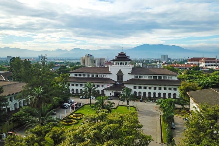 Bandung Cultural Walk: Riverfront to Pasar Baru Market Stroll photo 2