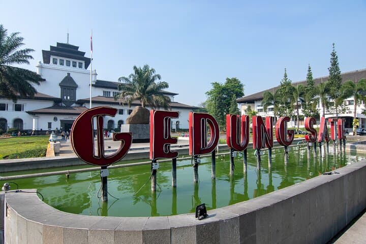 Bandung Cultural Walk: Riverfront to Pasar Baru Market Stroll photo 5