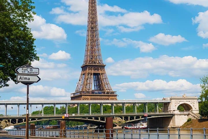 Paris Sidecar Tour: 90-Minute Vintage Ride Past Eiffel, Notre-Dame & Champs-Élysées photo 3