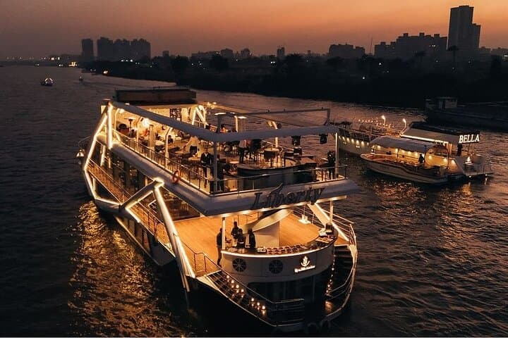 Sunset and Sightseeing: Private Nile River Yacht Tour in Cairo