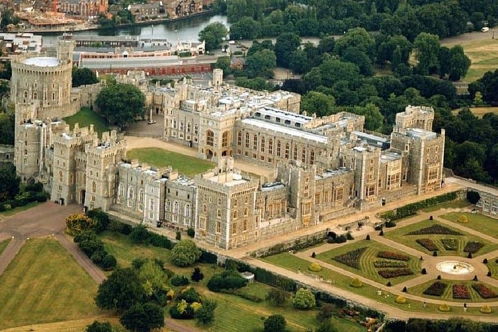 Luxury Private Tour: Windsor Castle, Stonehenge & Oxford from London photo 4