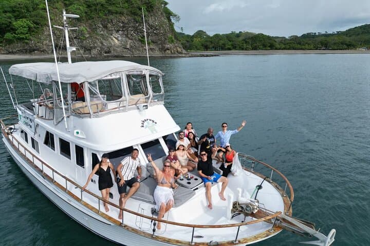 Private Playa Flamingo Boat Tour — Snorkel, Lunch & Open Bar