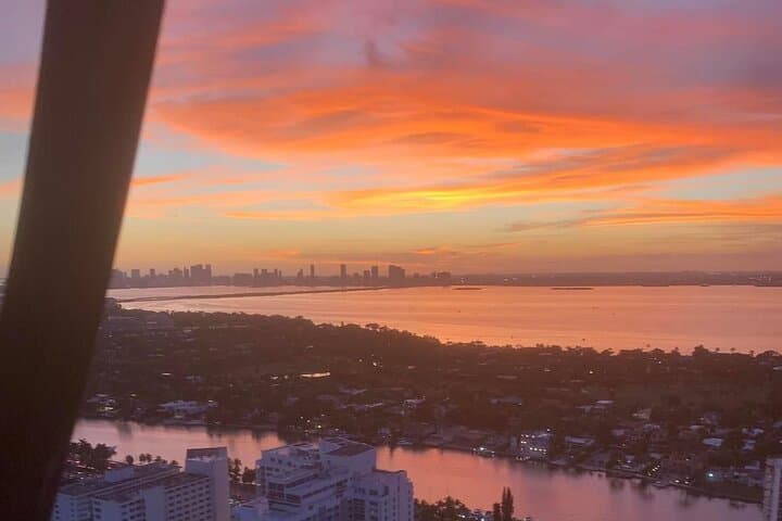 Miami Helicopter Champagne Tour: Romantic 30-Minute Skyline Flight
