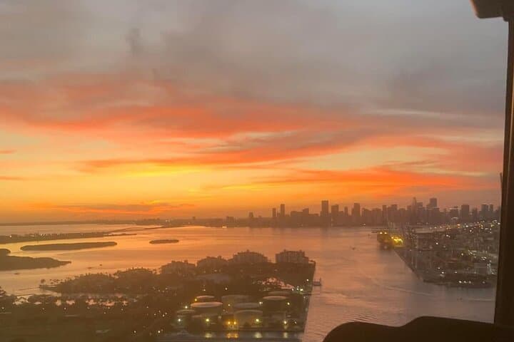 Miami Helicopter Champagne Tour: Romantic 30-Minute Skyline Flight photo 2