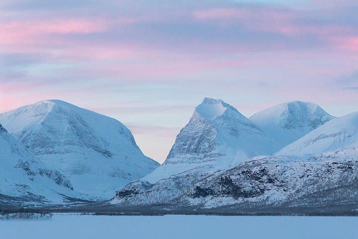 Kebnekaise Northern Lights Overnight: Sami-Guided Snowmobile Photo Tour