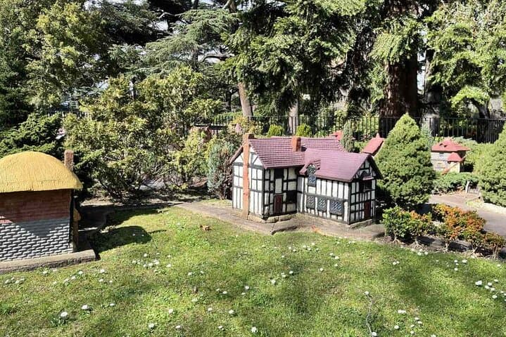 Private Walking Tour of Melbourne’s Parks and Gardens: Fitzroy, Treasury & Birrarung Marr photo 3