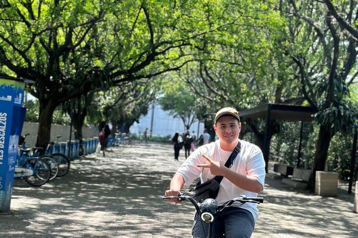 Medellín E-Bike Express: 90-Minute Urban Highlights Tour photo 3