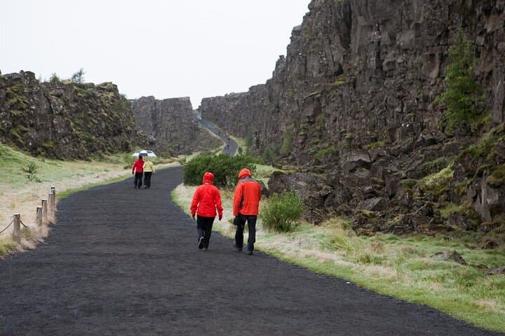 Golden Circle Small-Group Tour: Þingvellir, Geysir, Gullfoss & Kerid Crater