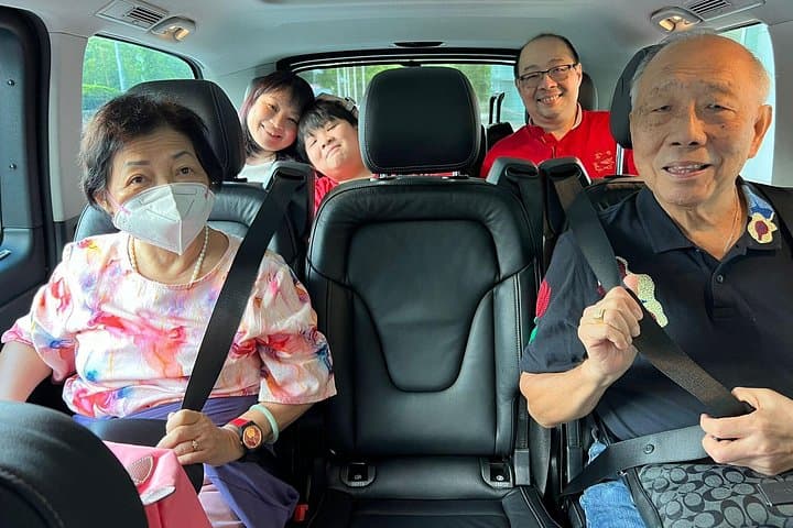 Hong Kong City Highlights and Hidden Gems Private Car Tour photo 3