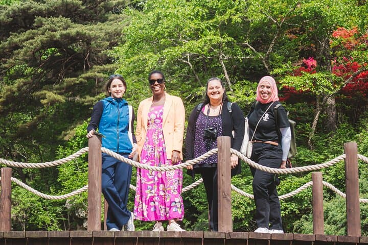 Custom 8-Hour Seoul Walking Tour: Palaces, Markets & Riverfront Views photo 4