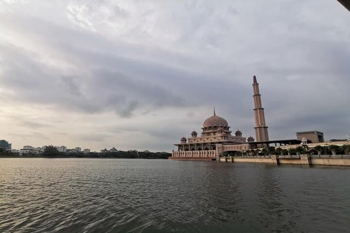 Putrajaya Pink Mosque & Lake Cruise: 4-Hour Shared Tour from Kuala Lumpur photo 4