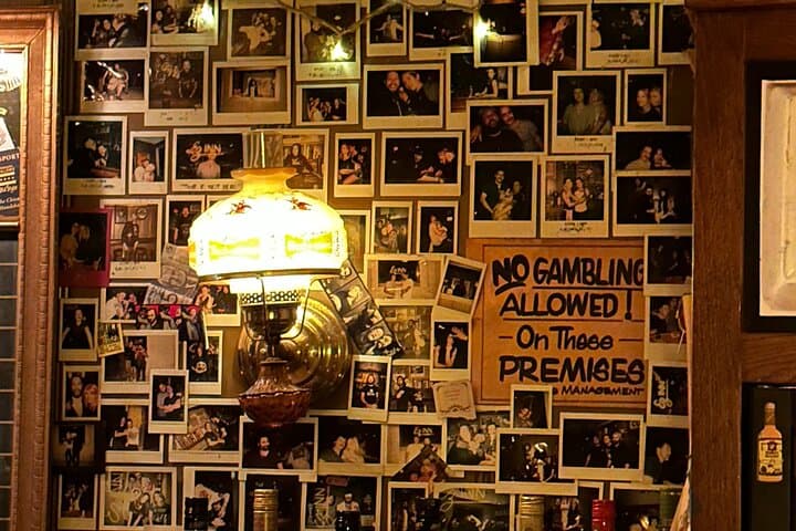 Chicago Mid-Century Cocktail Bars Walking Tour in Ukrainian Village