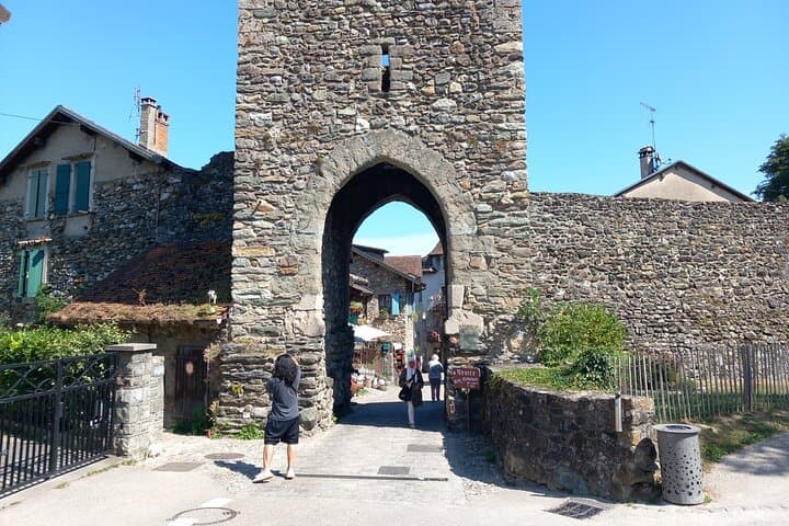 Private 4-Hour Tour to Yvoire: Medieval Streets and Lake Geneva Views