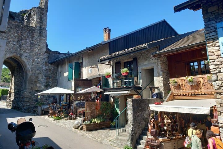 Private 4-Hour Tour to Yvoire: Medieval Streets and Lake Geneva Views photo 4