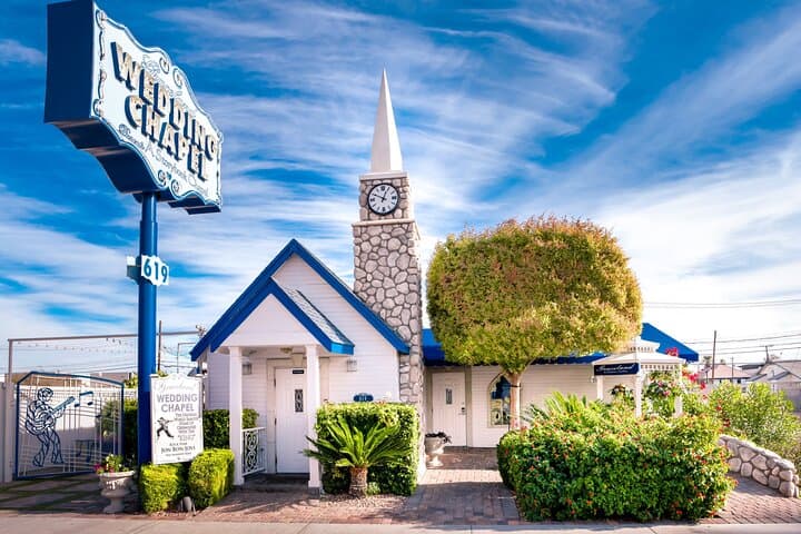 Traditional Wedding at Graceland Wedding Chapel — Classic Las Vegas Ceremony Guide