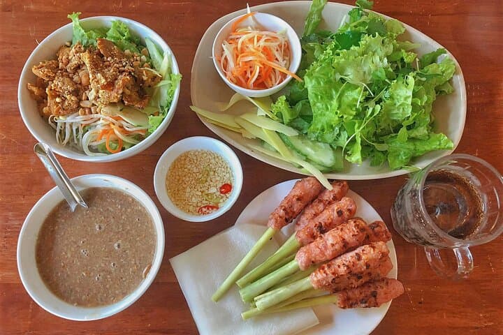 Hue Street Food Walking Tour: Explore Bun Bo Hue, Nem Lụi & Chè photo 2