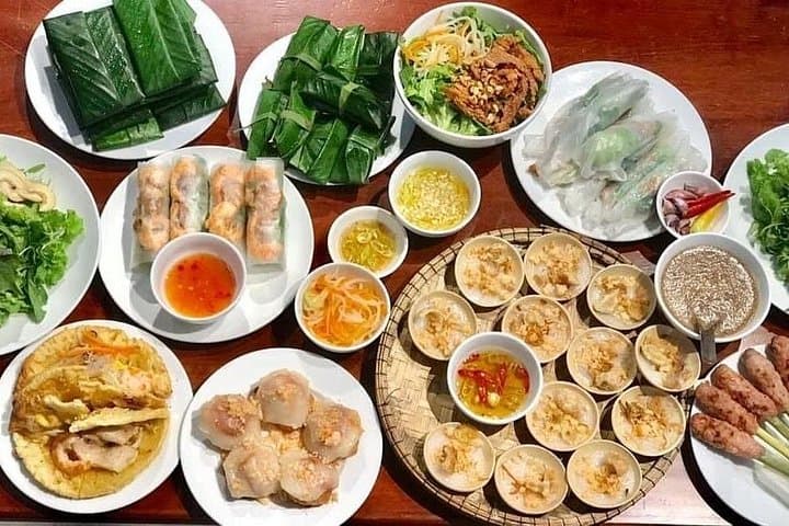 Hue Street Food Walking Tour: Explore Bun Bo Hue, Nem Lụi & Chè photo 4