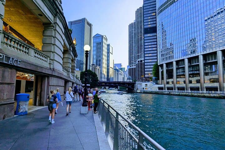 Magnificent Mile Scavenger Hunt — Self-Guided Chicago Walking Tour photo 3